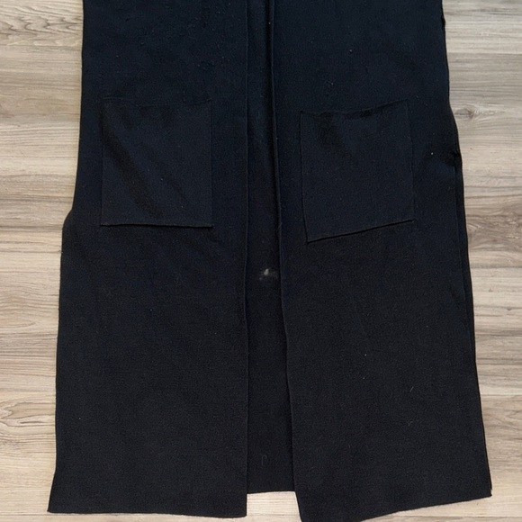 Black Sleeveless Long Cardigan w/ pockets - Picture 3 of 4